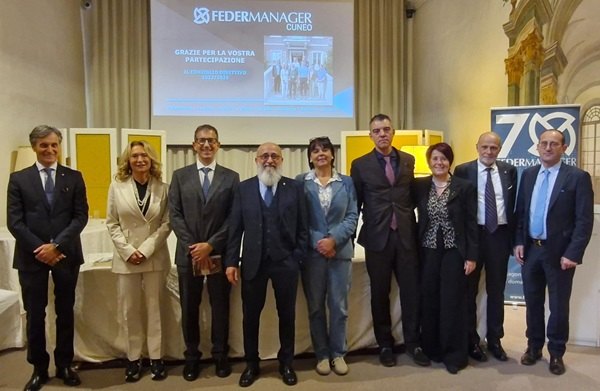 Il Consiglio Direttivo Federmanager Cuneo, da sinistra: Giacomo Viberti – Tesoriere; Miranda Tomatis – Vice Presidente; Mirko Garbero – Vice Presidente; Fulvio D’Alessandro – Presidente; Cristiana Giraudo – Consigliere; Lorenzo Callegaro – Consigliere; Franca Ghiazza – Consigliere; Gianluigi Delforno – Consigliere; Giancarlo Quaglia – Consigliere 