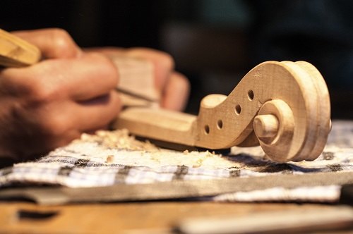 Cremona: liutaio al lavoro. © Turismo Comune di Cremona, Tagini 