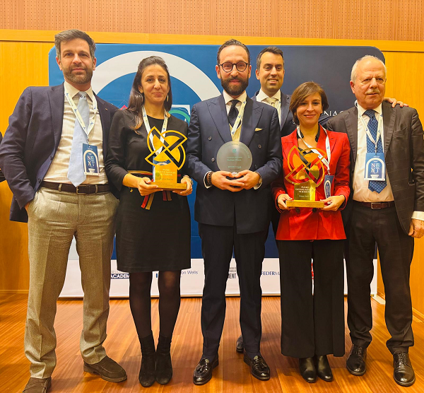 Da sinistra: Flavio Paradiso, Valentina Marchio (Gold Manager), Stefano Bison (Platinum Manager), Irfan Khan Zaheer (Consigliere Nazionale Federmanager e componente del Coordinamento Gruppo Giovani), Chiara Carrisi (Gold Manager), Eros Andronaco (Presidente Fondazione IDI e Consigliere ALDAI-Federmanager). 
