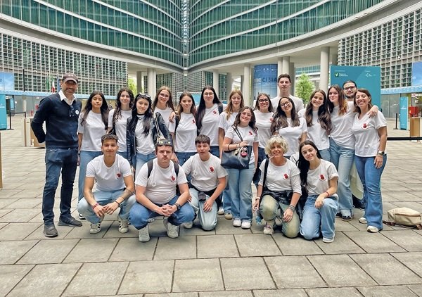 Mini-impresa Red Flag - ITET Bassi di Lodi con il collega tutor Alessandro Lombardi 