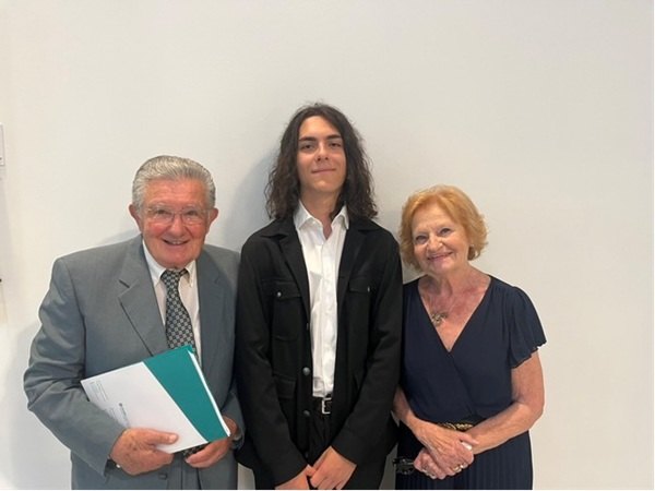 In foto al centro Leonardo Cavina, vincitore della Borsa 2026, insieme a Flavio Brasini, nostro associato e nonno del vincitore, alla sua sinistra. A destra, Bianca Veronesi Longo, , vedova di Francesco Longo, al quale è dedicata la Borsa di Studio Federmanager Bologna – Ferrara – Ravenna con Intercultura. 