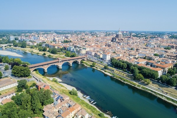 Pavia, veduta aerea con il Ponte Coperto 
