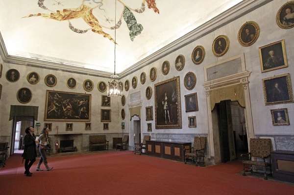 Salone dei Savoia prima del restauro - © FAI, Paolo Bacucci 