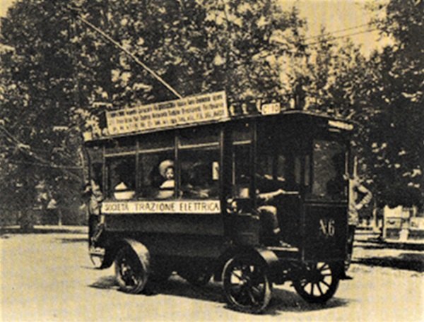 5 - Una vettura filoviaria della S.T.E. con a bordo passeggeri in procinto di avviarsi all’interno dell’Esposizione del 1906 a Milano 