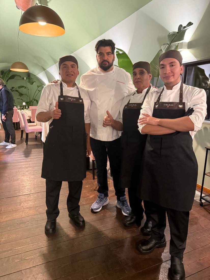 Lo chef Antonnino Canavacciuolo con la brigata della cucina 