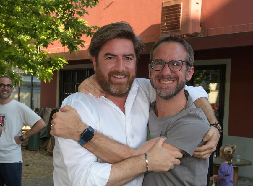 Il neo sindaco Francesco Di Chio festeggia con il sindao uscente Paolo Micheli 