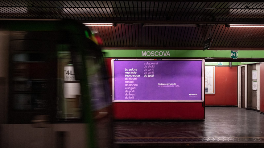 La campagna Scioglistigma di Serenis nella metro di Milano 