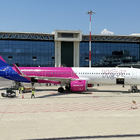 Un aereo Wizz Air in aeroporto 