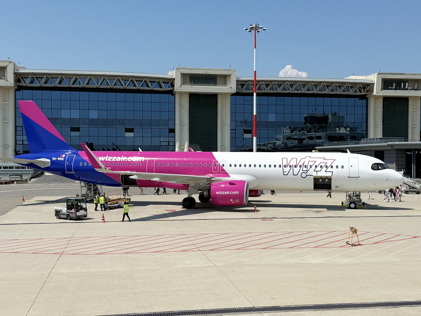Un aereo Wizz Air in aeroporto 