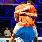 L'abbraccio tra Arturo Coello e Agustin Tapia dopo la finale di Milano 