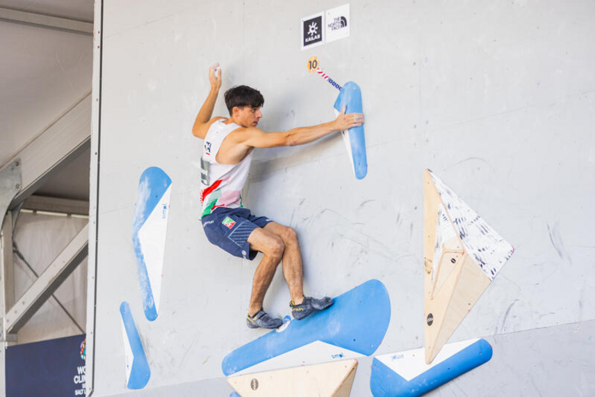Un azzurro in gara nella World Climbing Series Boulder 