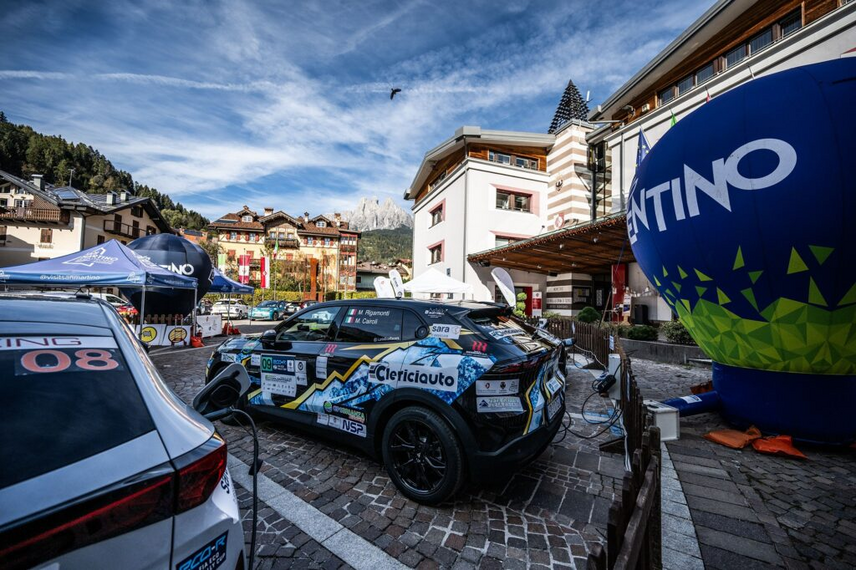 Una vettura elettrica all'ECOdolomitesGT 2026 a San Martino di Castrozza 