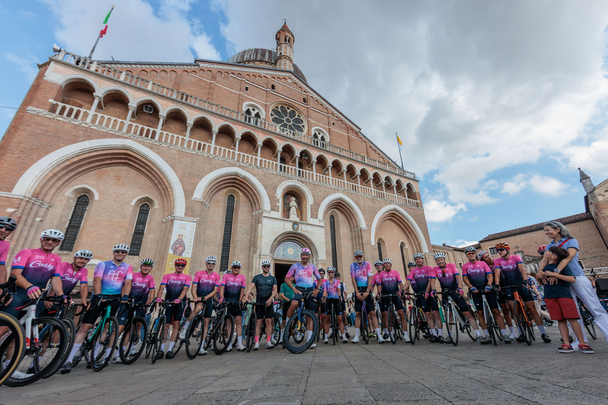 I partecipanti alla maratona ciclistica solidale «Da Santo a Santo» 