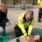 La dimostrazione del massaggio cardiaco con gli infermieri Areu in piazza Città di Lombardia 