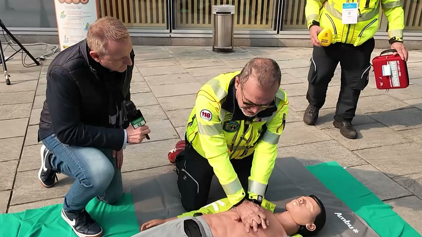 La dimostrazione del massaggio cardiaco con gli infermieri Areu in piazza Città di Lombardia 