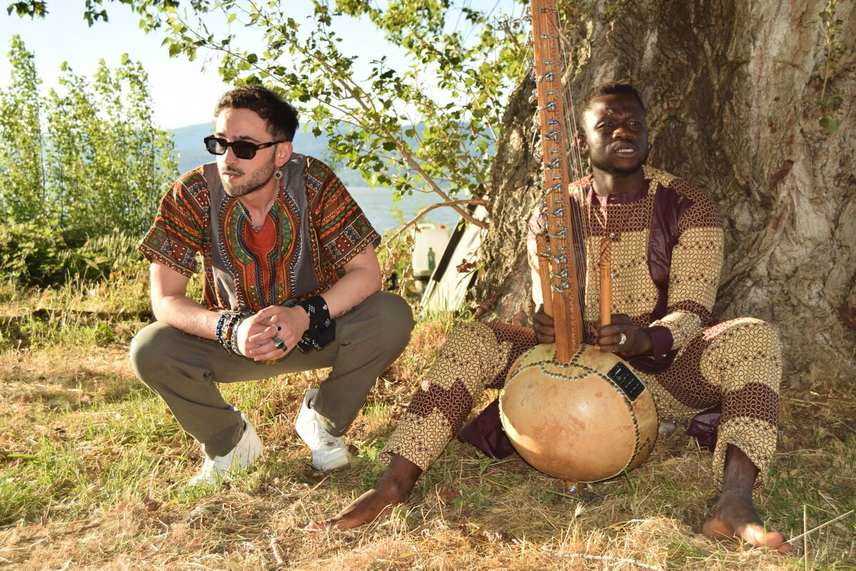 Il rapper Crisso con un musicista e la kora 