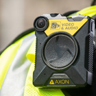 Una bodycam indossata da un operatore 