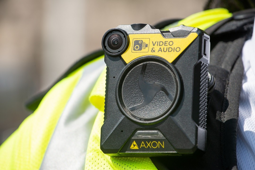 Una bodycam indossata da un operatore 