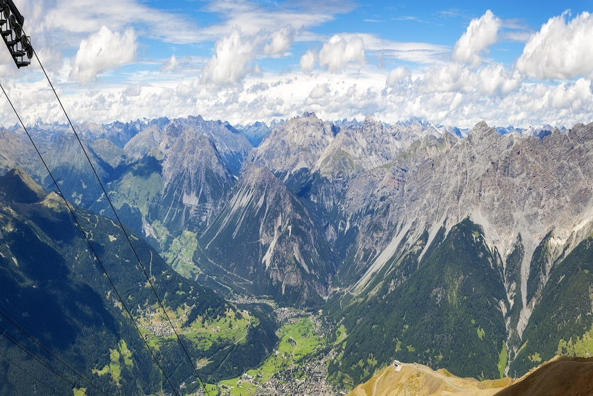 Veduta aerea di Bormio e della Valtellina 